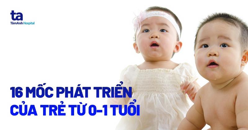 Em bé 4 tháng tuổi đang thể hiện sự tò mò, nhìn chăm chú vào thức ăn người lớn, dấu hiệu ban đầu quan trọng khi trẻ 4 tháng an dặm được chưa